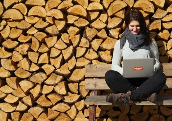 Révolution Numérique : Comment la Technologie Transforme le Mode de Vie des Nomades Digitaux en 2024
