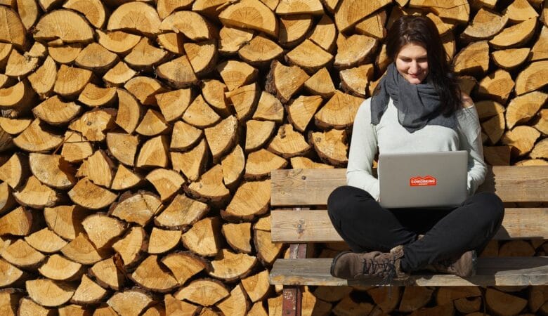 Révolution Numérique : Comment la Technologie Transforme le Mode de Vie des Nomades Digitaux en 2024