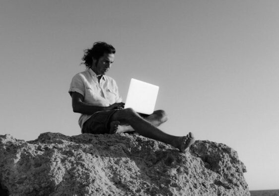Le Slow Travel à l'ère des Visas Nomades : Trouver son équilibre entre exploration profonde et productivité