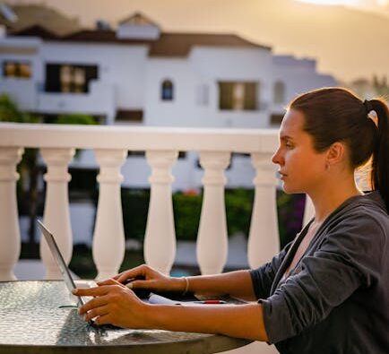 Ralentir pour mieux voyager : Comment le slow travel transforme l'expérience des nomades digitaux en Espagne