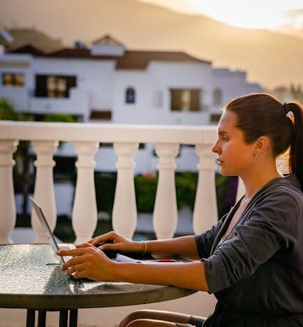 Ralentir pour mieux voyager : L’essor du ‘Slow Travel’ et son impact sur le minimalisme digital