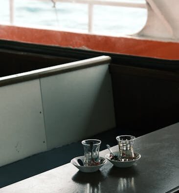 Ralentir pour mieux voyager : L'essor du 'Slow Travel' et son impact sur le minimalisme digital