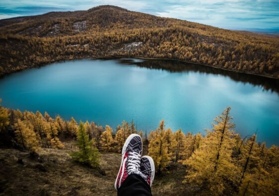 Slow Travel vs. Voyageurs Pressés : Retrouvons une Harmonie en Voyage ✈️ 🌍