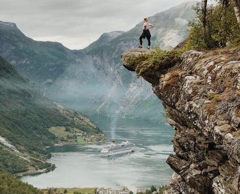 Travailler Gratuitement au Paradis : Geiranger ouvre ses portes aux nomades digitaux !