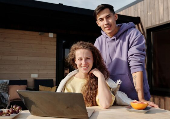 Trouver l'amour sur la route : quand le nomadisme digital réinvente les relations amoureuses 💞🌍