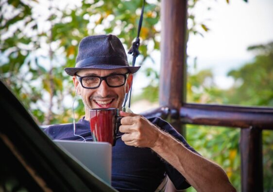 Digital nomad après 50 ans : le vrai luxe, c’est l’alignement