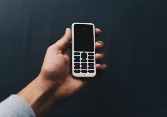 Et si le « dumb phone » était l’outil le plus intelligent du nomade moderne ?