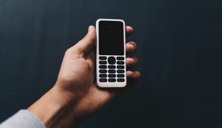 Et si le « dumb phone » était l’outil le plus intelligent du nomade moderne ?