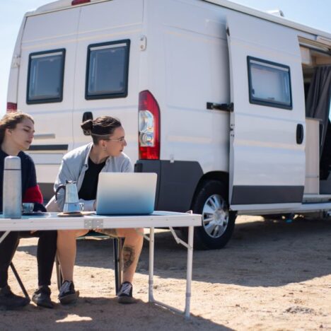 Et si le vrai voyage, c’était de se rendre utile ?